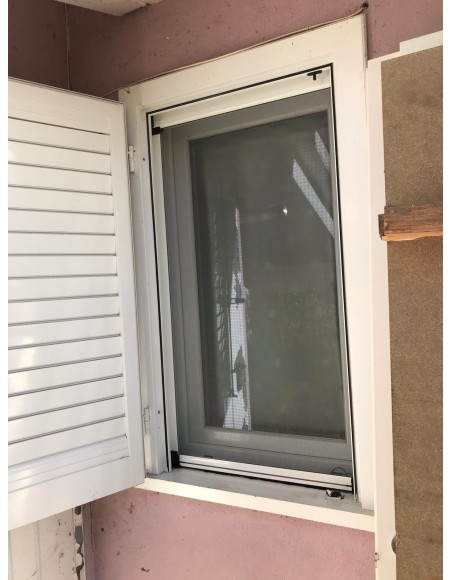 Zanzariera verticale a molla con... Zanzariera verticale a molla con...