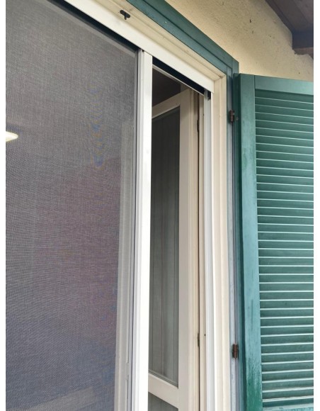 Zanzariera orizzontale con... Zanzariera orizzontale con...