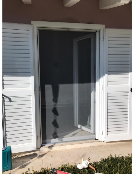 Zanzariera orizzontale a molla con... Zanzariera orizzontale a molla con...